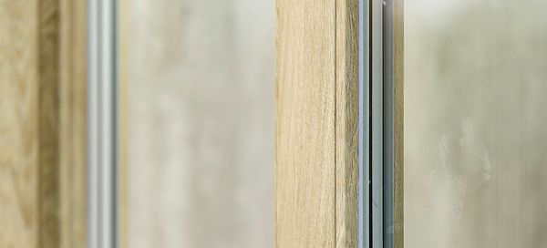 Gros plan sur une fenêtre en bois