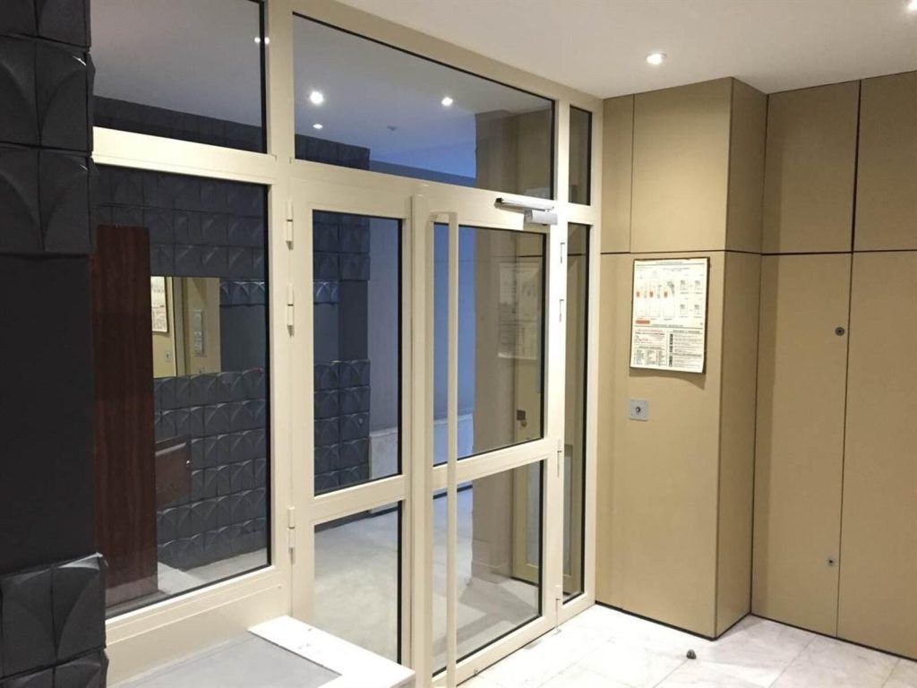 Porte d'entrée d'un immeuble vitrée