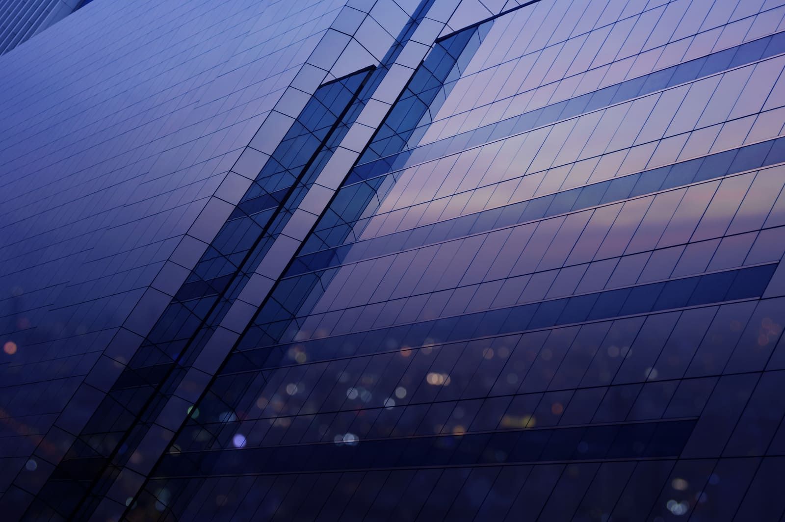 Vitres d'un immeuble avec le reflet de la ville