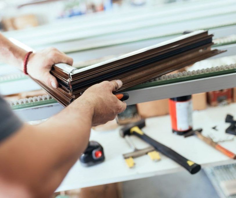 Gros plan sur la tranche d'une fenêtre en alu couleur bois