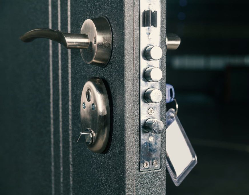 Gros plan sur une serrure de porte blindée