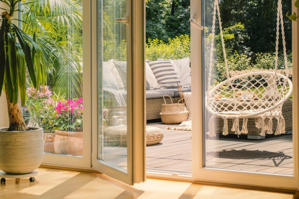 Porte fenêtre avec une vue sur une terrasse aménagée