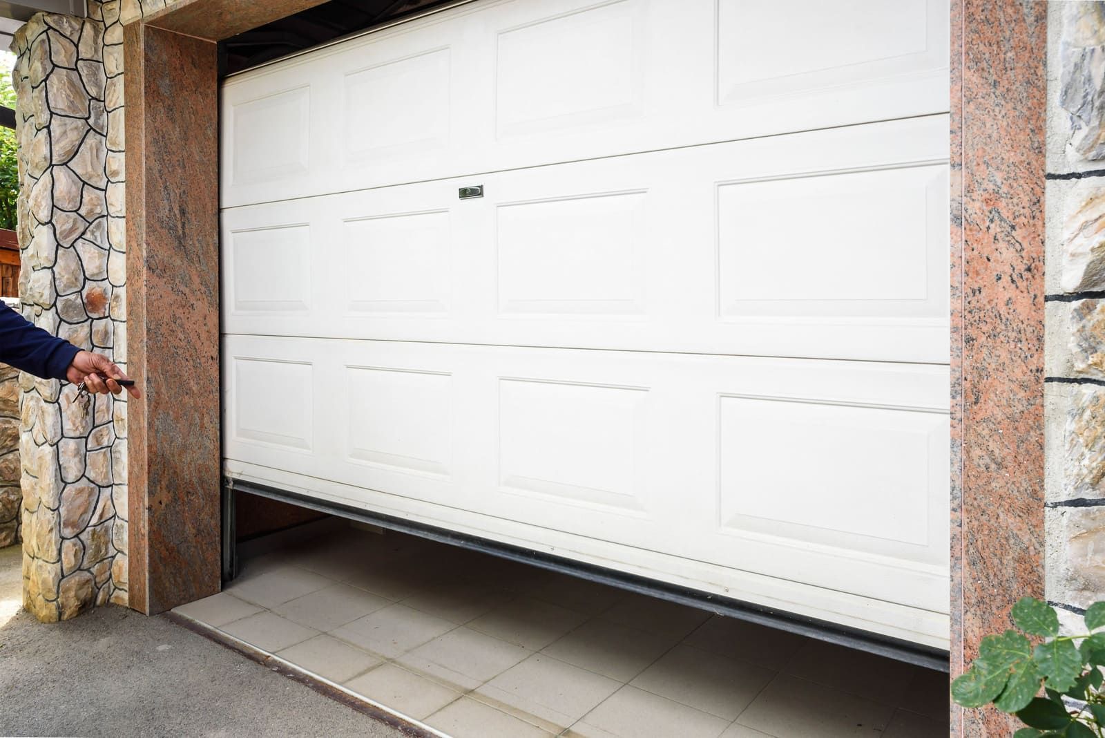 Porte de garage sectionnelle blanche.