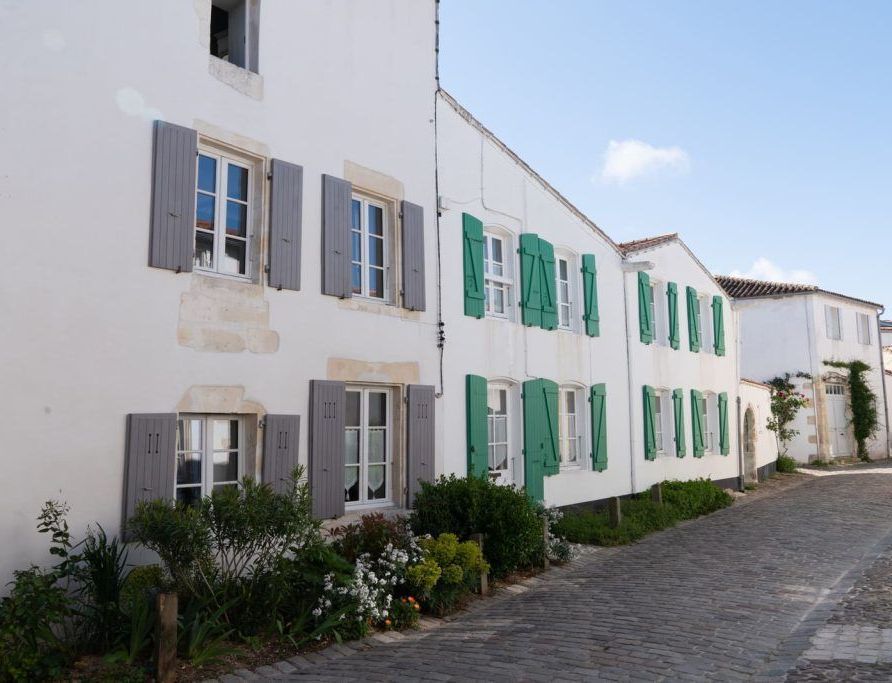 Rue avec des maisons aux volets colorés