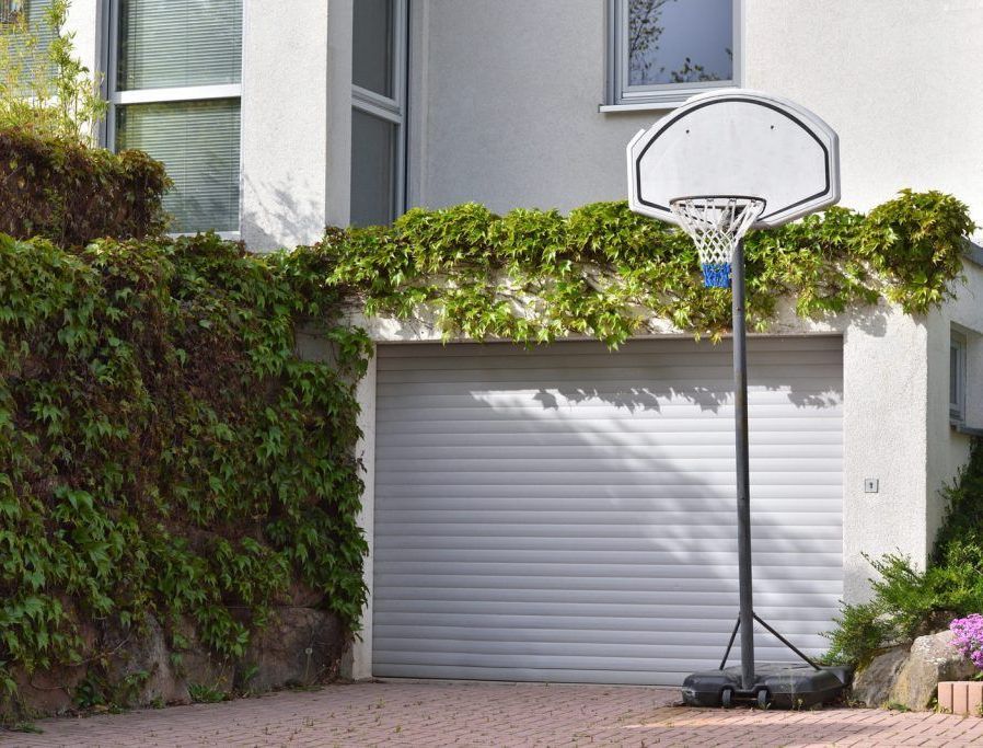 Porte de garage derrière un panier de basket