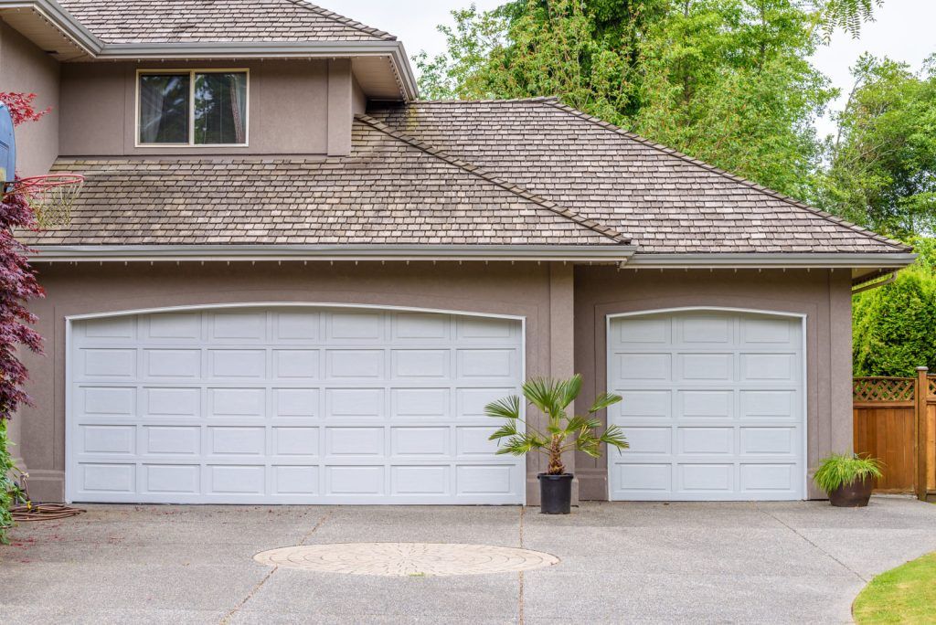 Portes de garage blanches sectionnelles