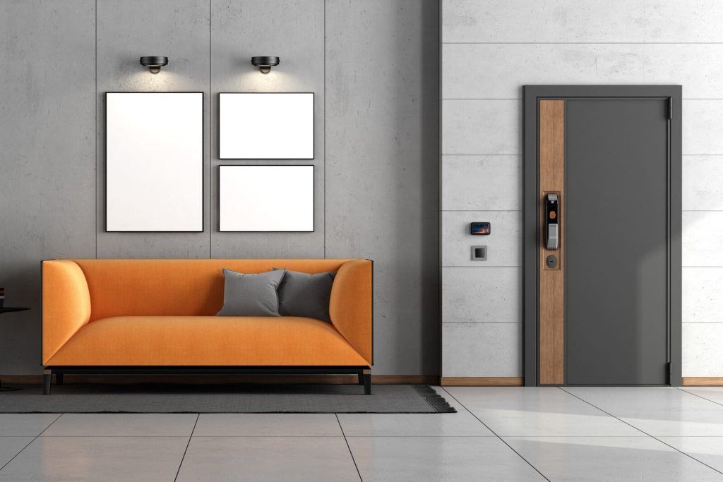 Porte blindée dans une pièce avec un canapé moderne orange