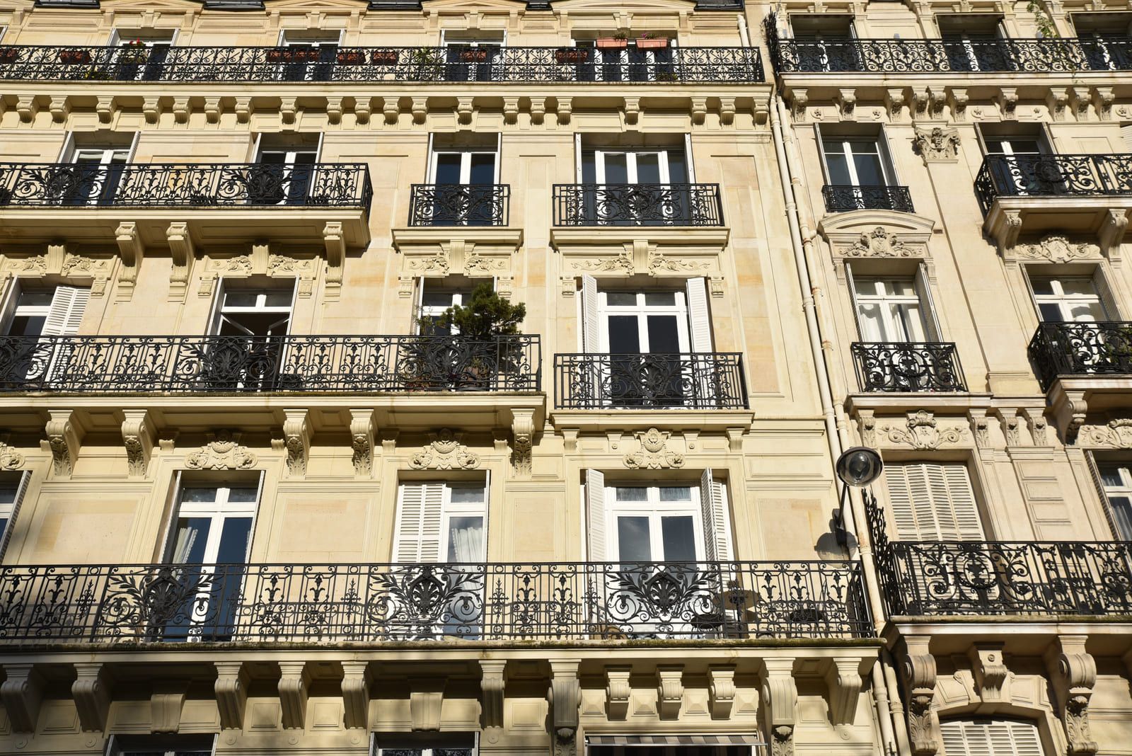 Batîment avec des fenêtres haussemanniennes