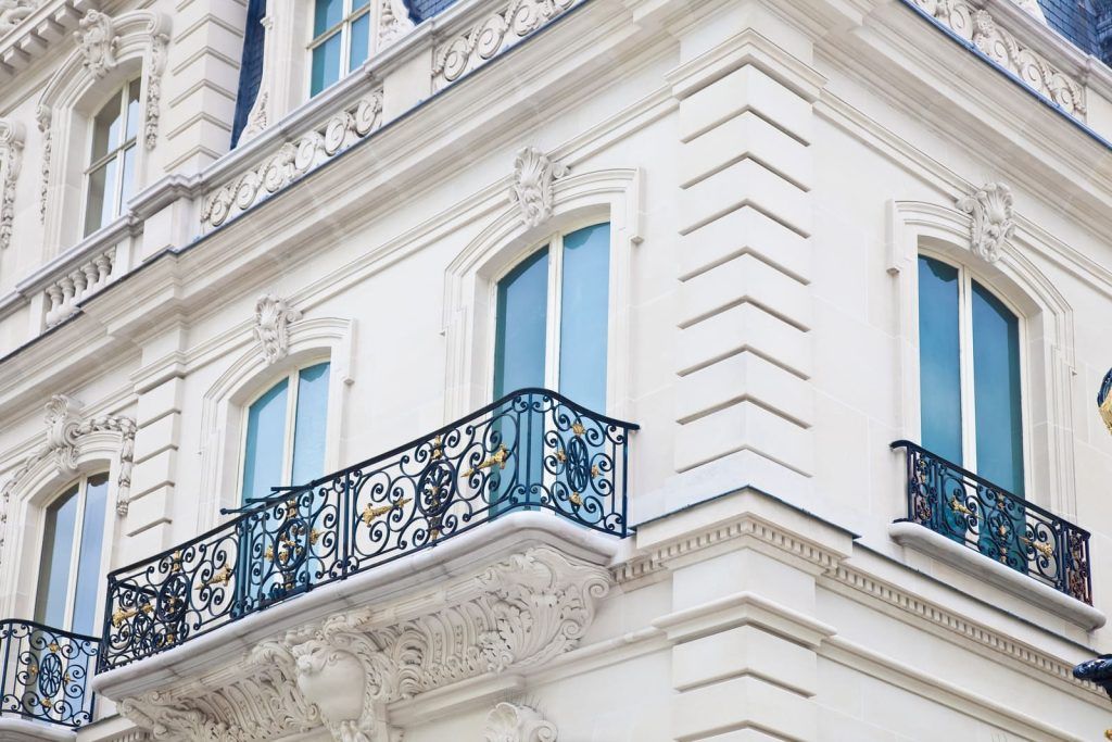 Balcon avec des fenêtres haussmannienne