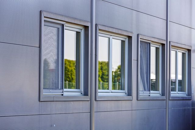 Mur avec 4 fenêtres en continuité