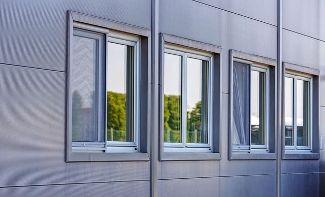 Mur avec 4 fenêtres en continuité