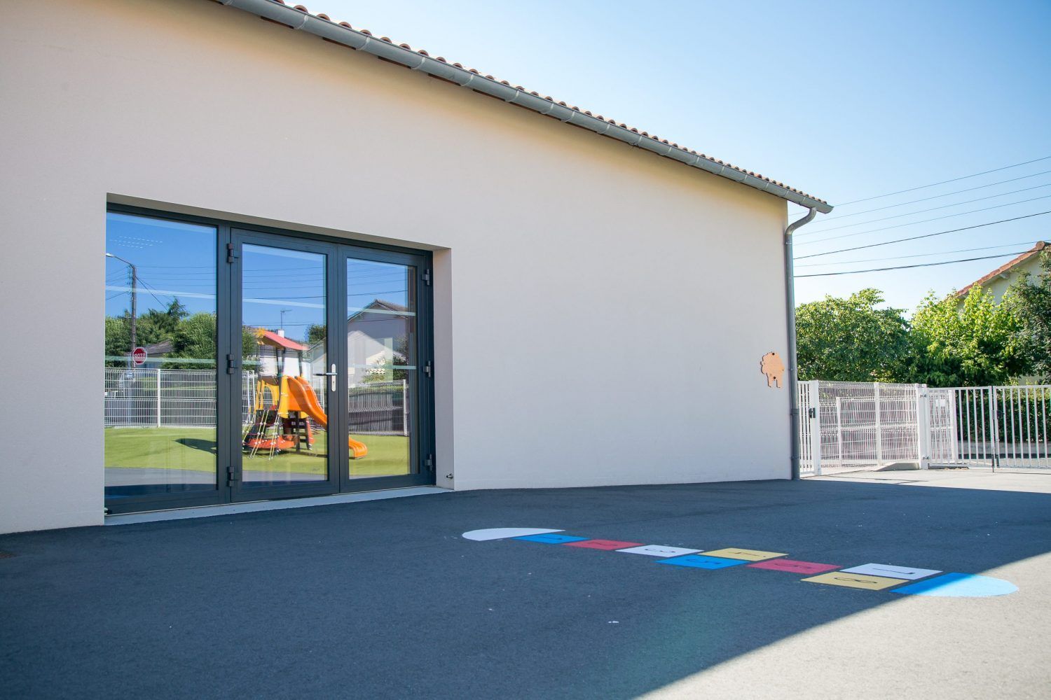 Triple fenêtre Seduxia sur un batîment avec un court d'école