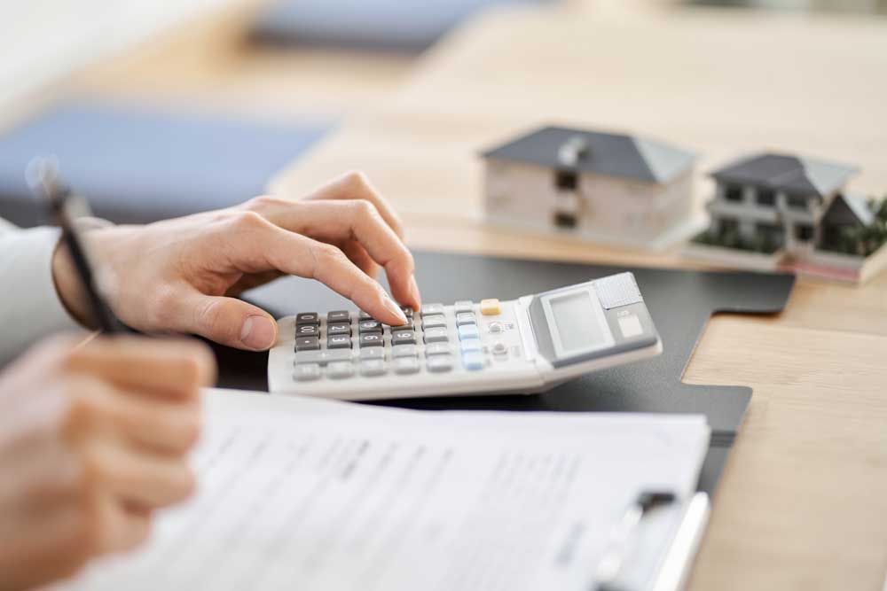 Gros plan sur une personne qui tape sur une calculatrice