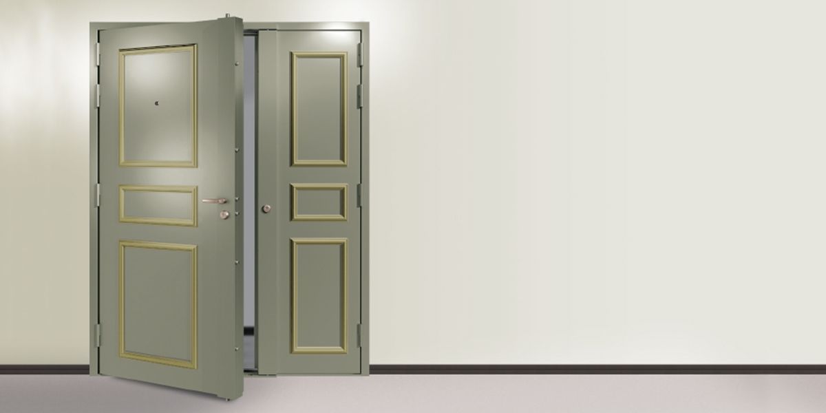Porte blindée verte entre ouverte 