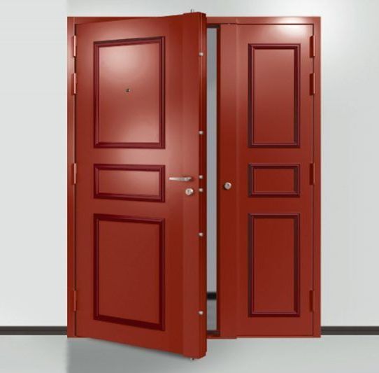 Porte blindée rouge entreouverte