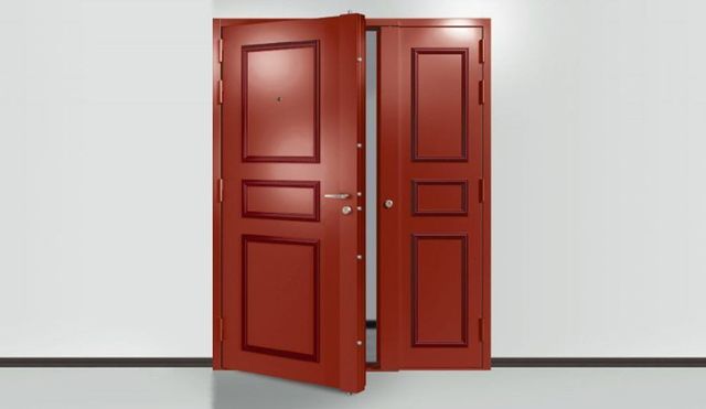 Porte blindée rouge entrouverte
