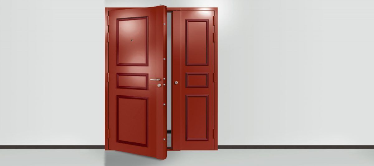 Porte blindée rouge entreouverte sur un mur tout blanc.