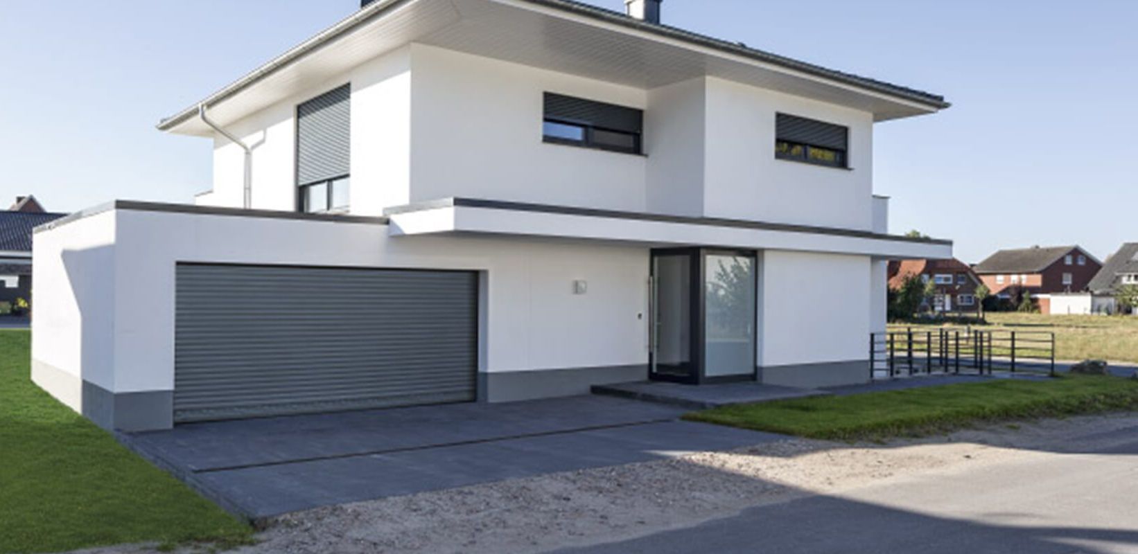 Porte de garage grise sur une maison d'architecte
