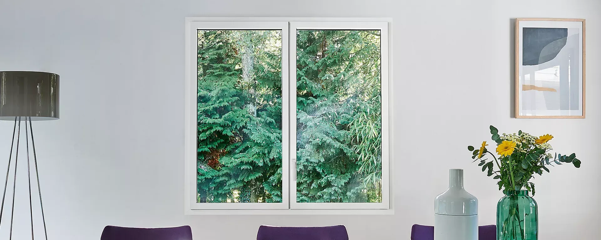 Fenêtre blanche en aluminium avec une vue sur des arbres