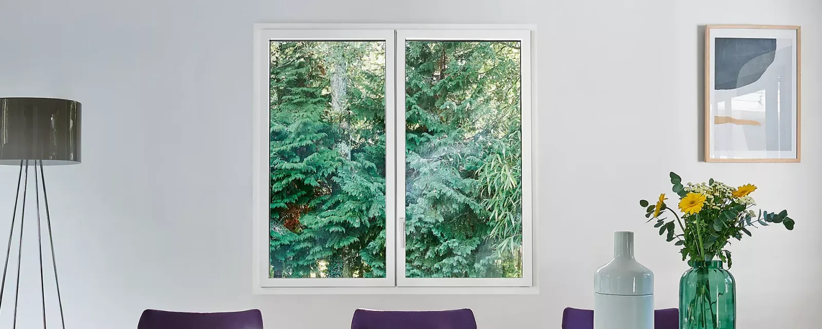 Fenêtre blanche en aluminium avec une vue sur des arbres