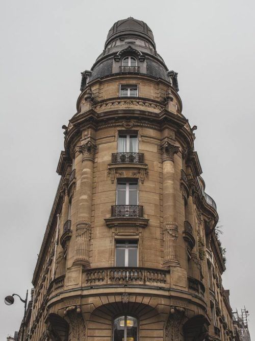 Façade de batîment haussemanien avec des balcons en fer forgé
