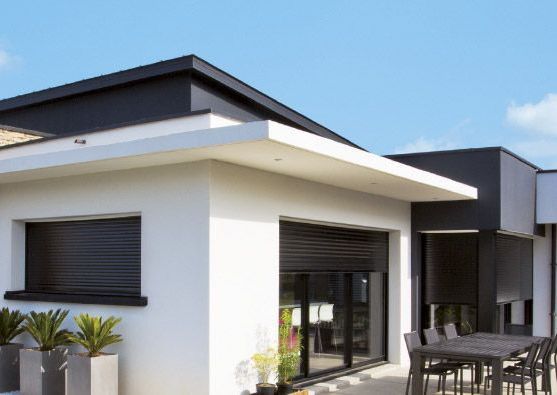 Volets roulants électriques gris anthracite sur une maison d’architecte.