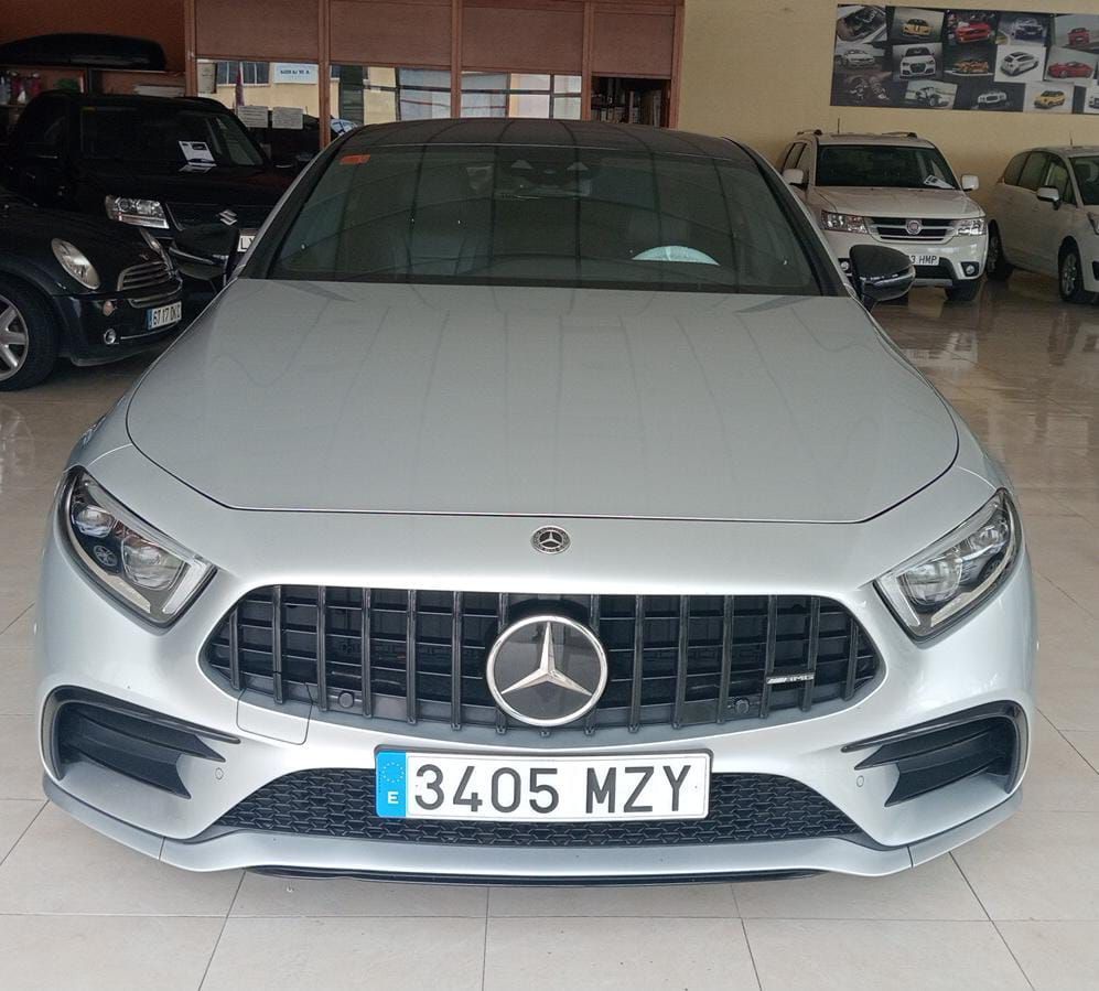 Mercedes-Benz sedán plateado estacionado en el interior, vista frontal con matrícula 3405 MZY.