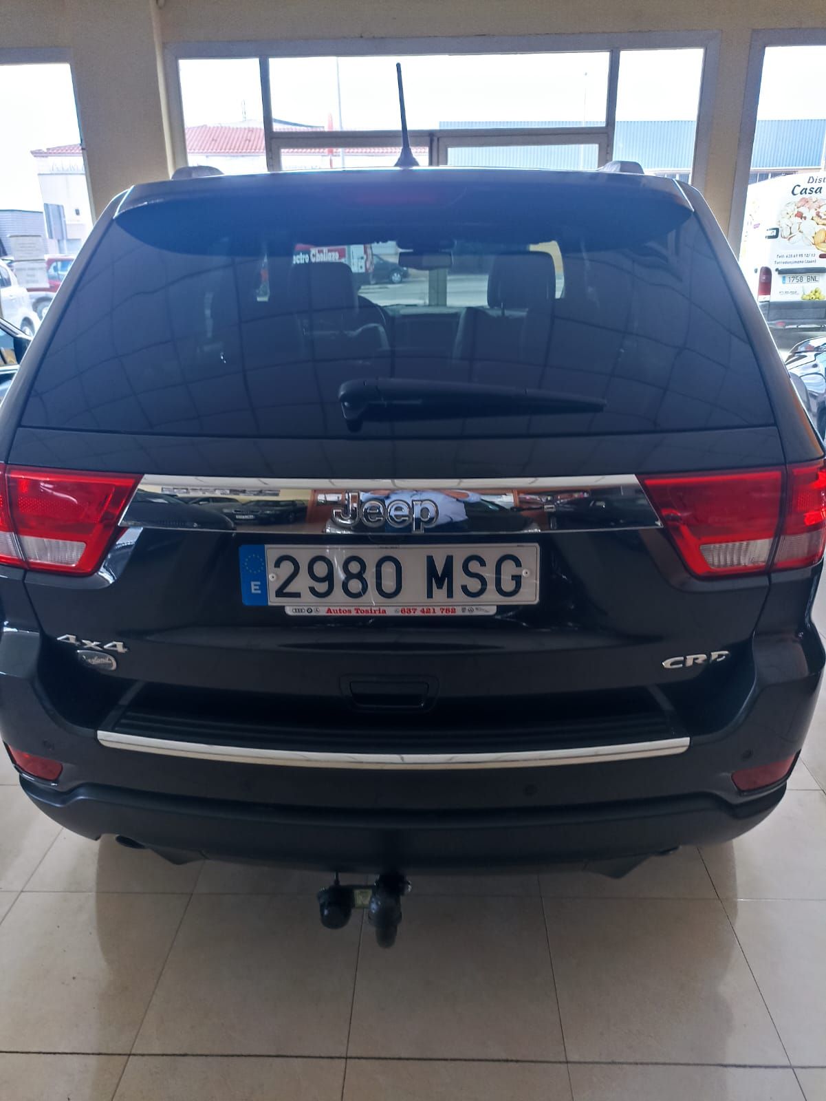 SUV negro estacionado en el interior, vista trasera con matrícula 2980 MSG.