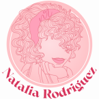 El logo de Natalia Rodríguez muestra a una mujer con cabello rizado que lleva una diadema rosa.