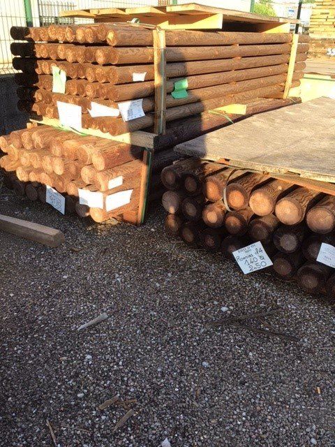 Rondins de bois de différentes tailles stockés