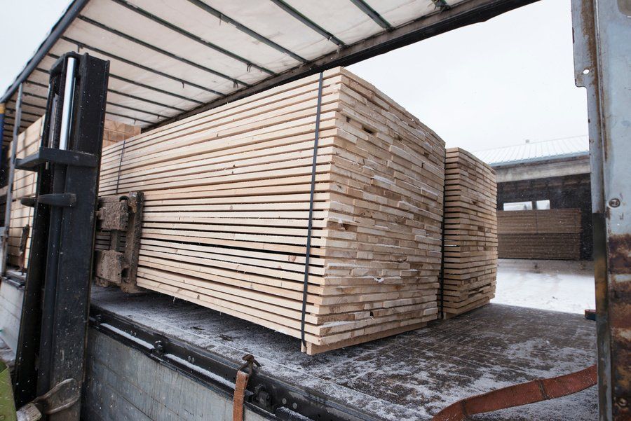 Panneaux de bois chargés dans un camion