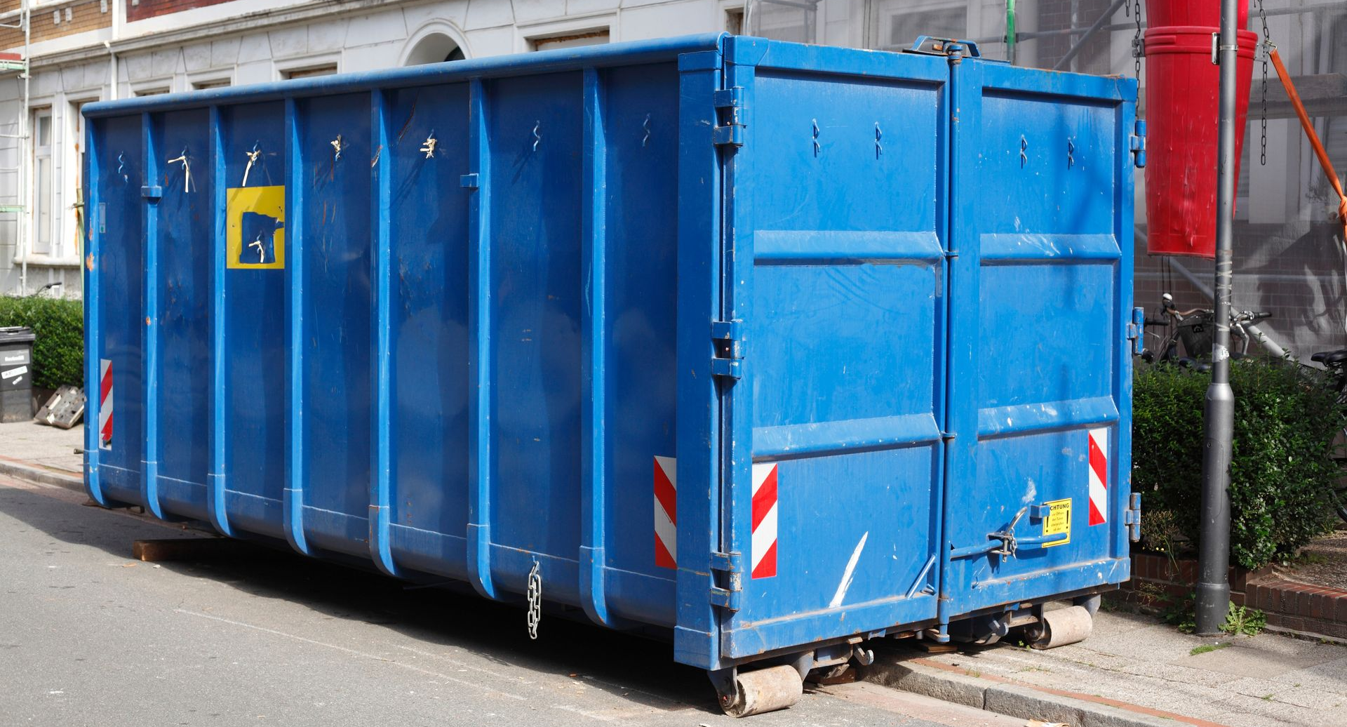 Conteneur à ordures bleu.