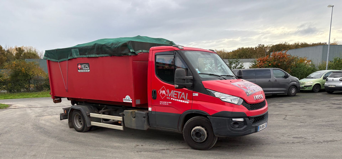 Un camion benne rouge.