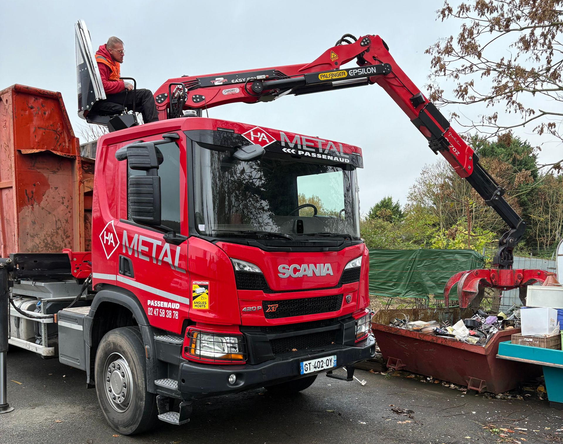 Un camion rouge avec une grue.