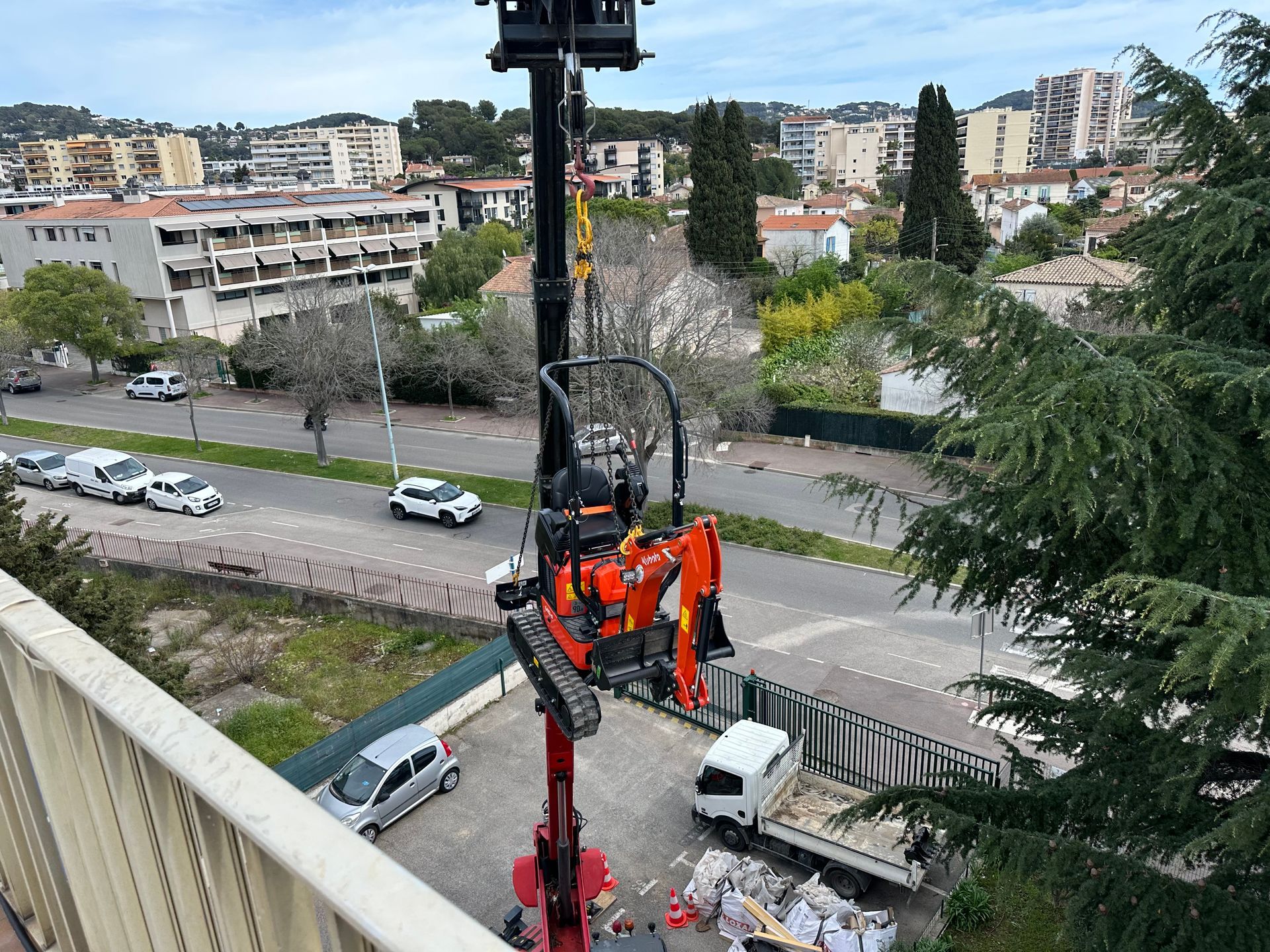 Mini-pelle en hauteur avec une vue sur une ville urbaine