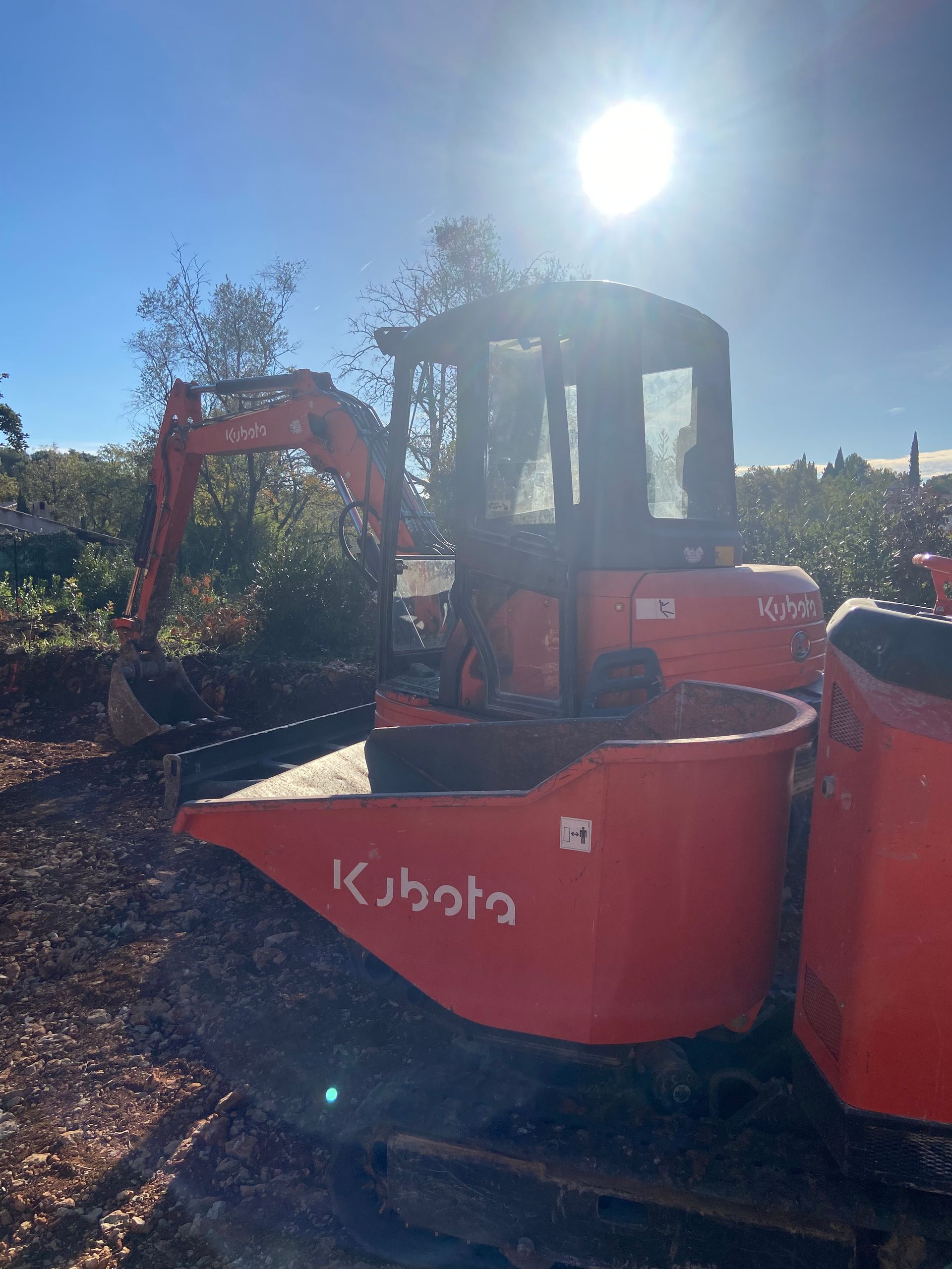 Mini-pelle de la marque KUBOTA et un ciel ensoleillé 