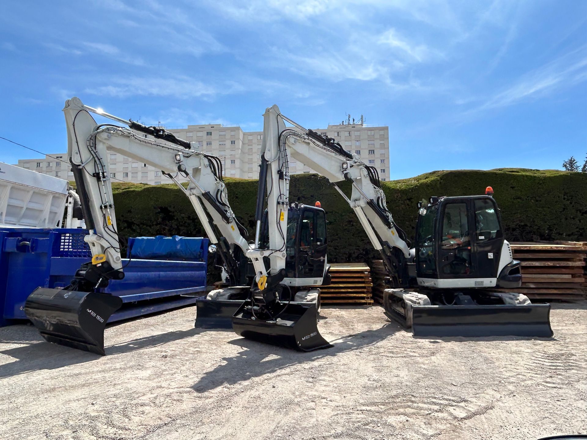 Matériel de btp devant des immeubles