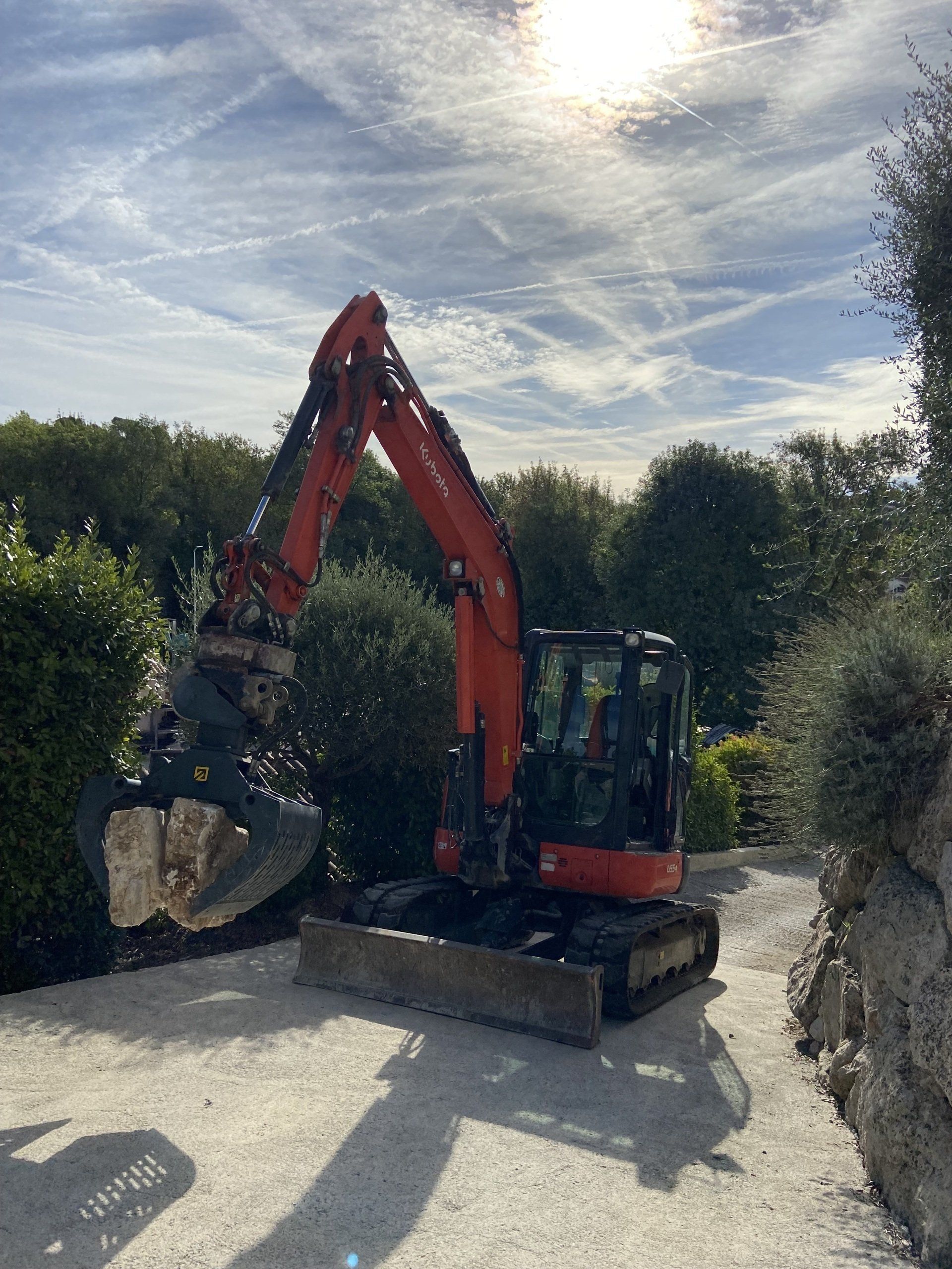 Mini-pelle sur un terrain en asphalte