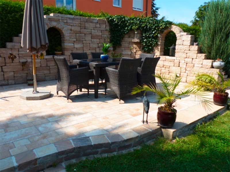 Ehspanner Natursteine GmbH, Oberkotzau | Garten- und Außenanlagen Terrassen und Einfahrten Teiche, Brunnen und Bachläufe Mauern und Zaunanlagen Pflasterarbeiten Gartensanierung und- Kultivierung Fliesenarbeiten aller Art Bodensanierung und Reparaturarbeiten Putz- und Maurerarbeiten Allgemeine Sanierungs- und Reparaturarbeiten Reinigungsarbeiten und Behandlung von Natur- und Betonwerkstein