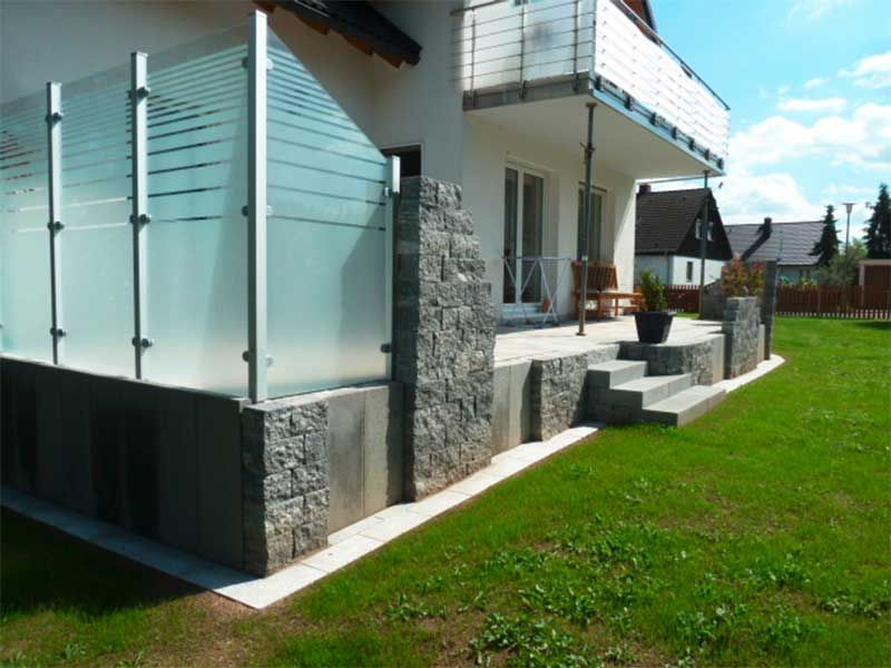 Ehspanner Natursteine GmbH, Oberkotzau | Garten- und Außenanlagen Terrassen und Einfahrten Teiche, Brunnen und Bachläufe Mauern und Zaunanlagen Pflasterarbeiten Gartensanierung und- Kultivierung Fliesenarbeiten aller Art Bodensanierung und Reparaturarbeiten Putz- und Maurerarbeiten Allgemeine Sanierungs- und Reparaturarbeiten Reinigungsarbeiten und Behandlung von Natur- und Betonwerkstein
