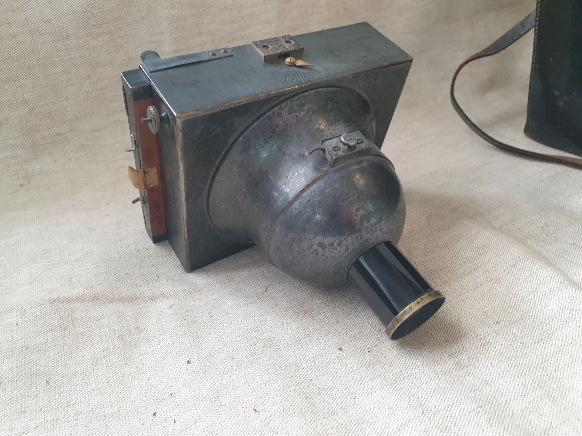 Vieil appareil photo en métal sombre