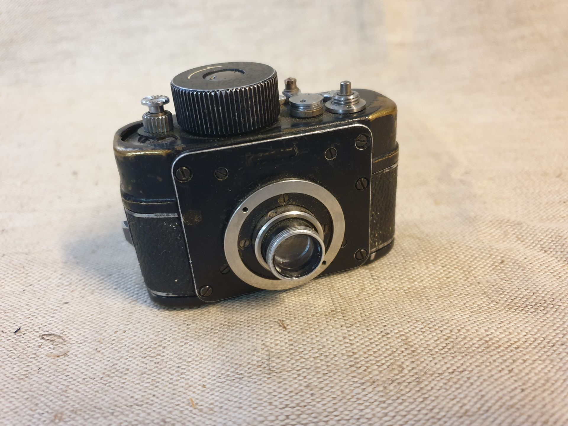 Appareil photo ancien noir avec corps en métal