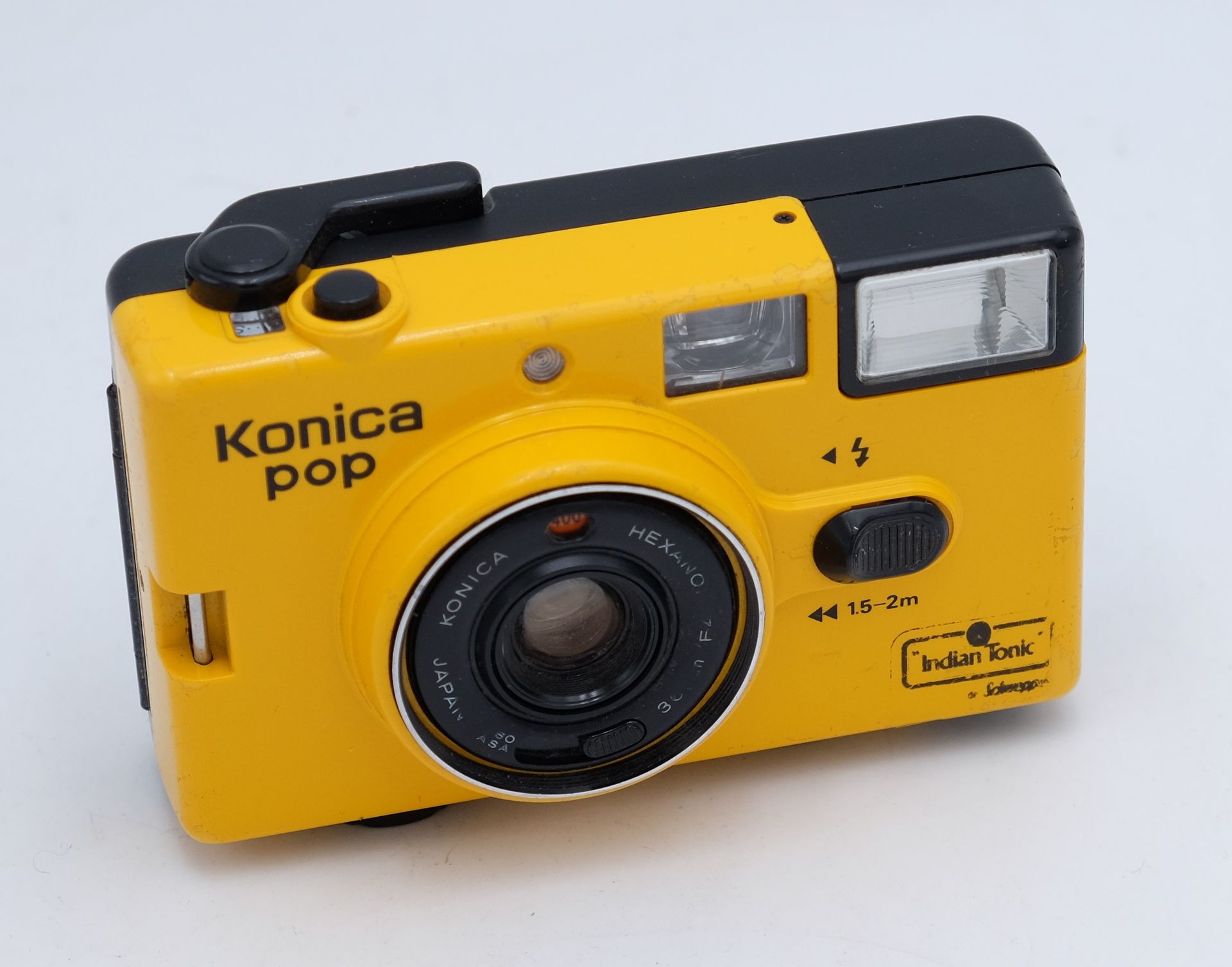 Appareil photo jaune et noir Konica argentique