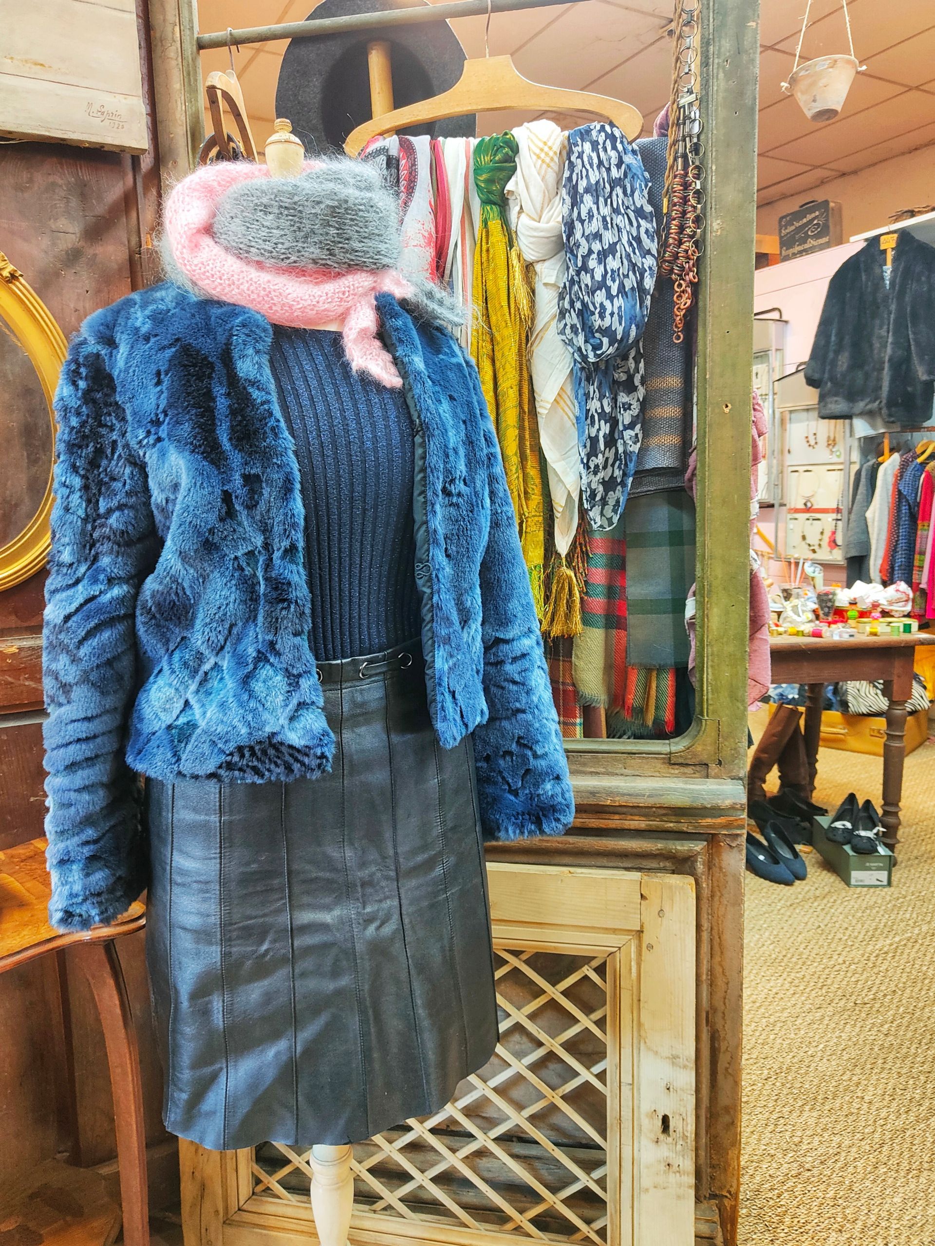 Ensemble de vêtements bleu pour femme présenté sur un mannequin