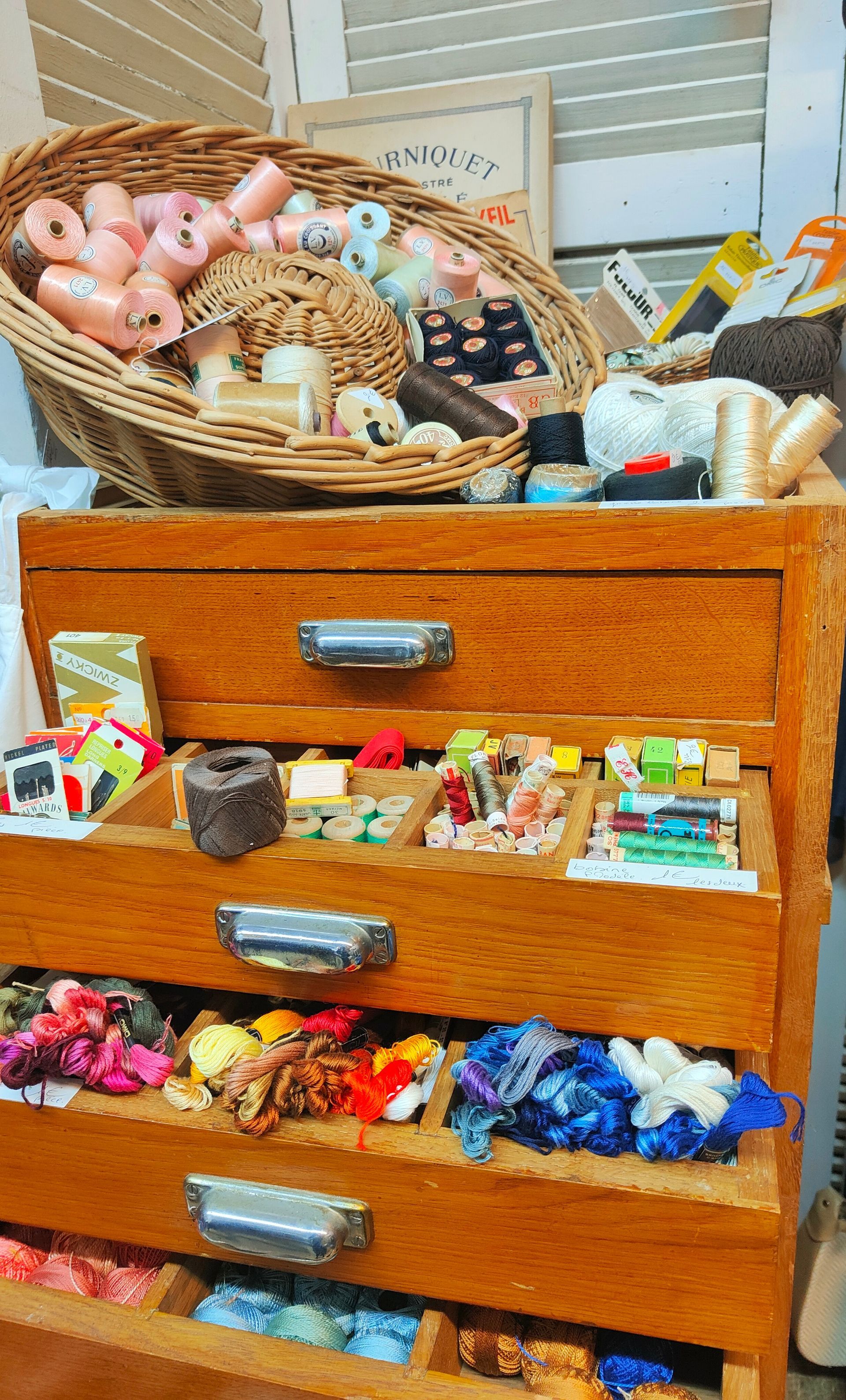 Tiroirs remplis d'équipements de mercerie, faisant le bonheur des afficionados de broderie et autres travaux d'aiguilles