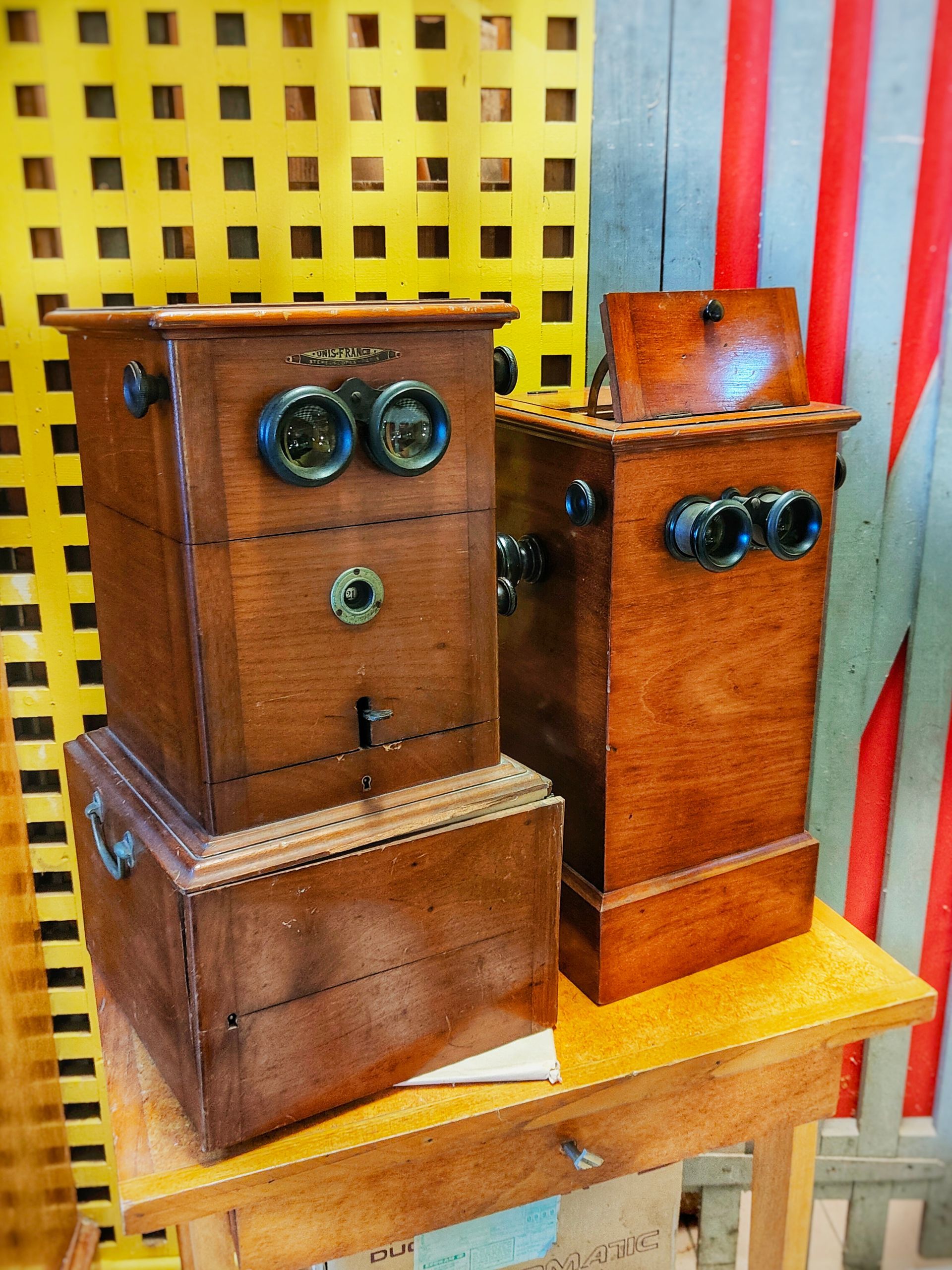 Deux appareils photos en bois anciens apparemment de type cyanotype