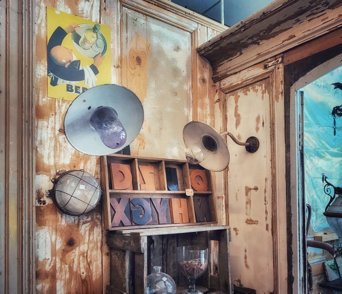 Exemple de produits présents chez l'antiquaire Barbey Antiquités, avec lampadaires, rangement, décoration en lettres...