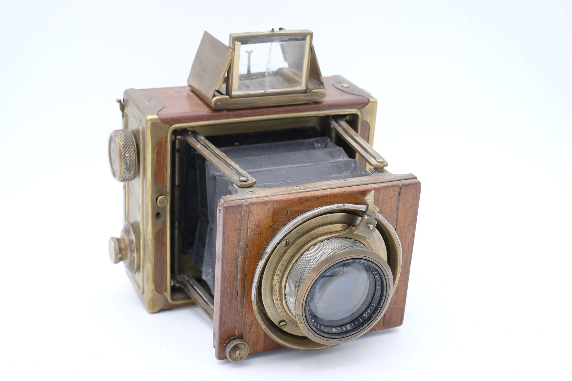 Appareil photo ancien de modèle rappelant la caméra Obscura 