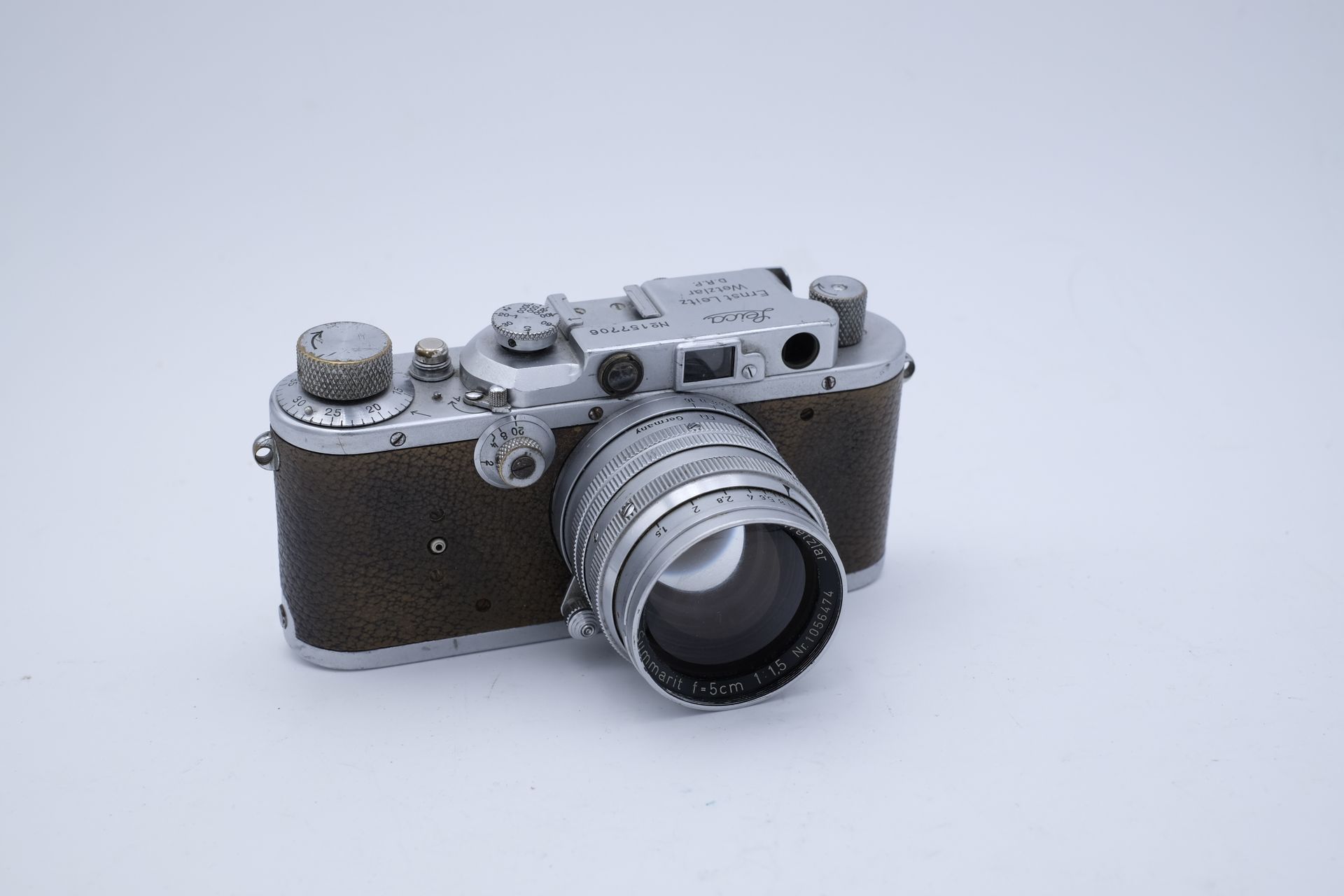 Ancien appareil photo en métal argenté de la marque Seica