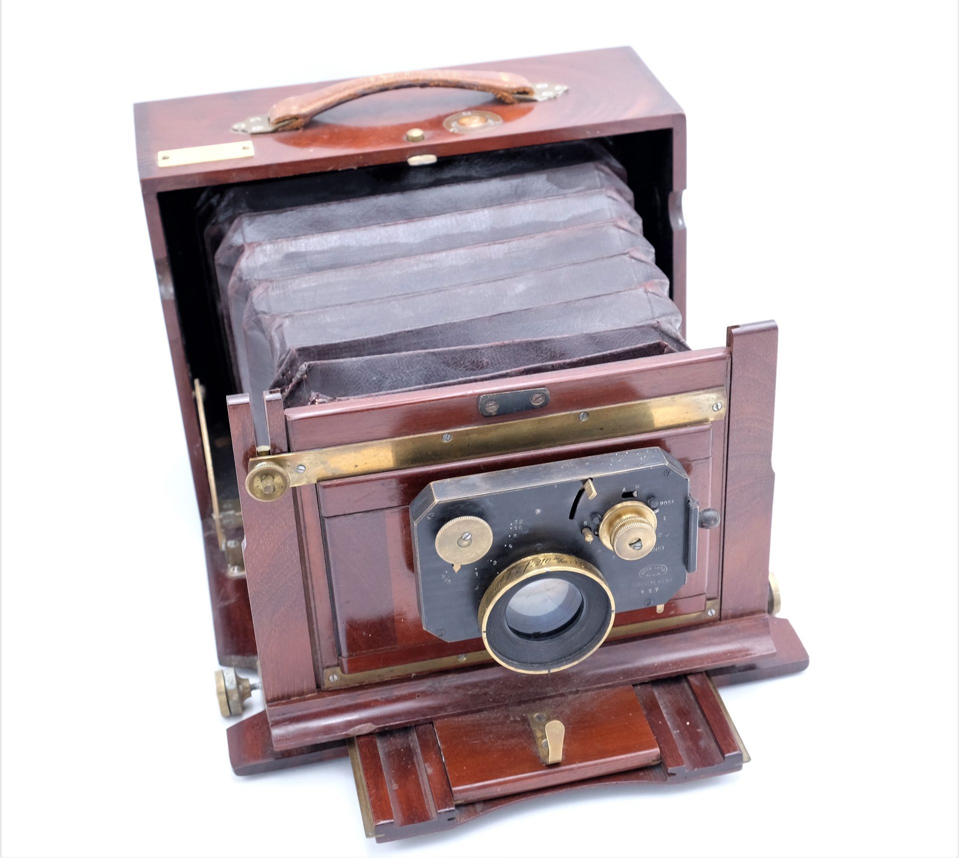 Appareil photo ancien en bois avec éléments dorés disposant de la technologie de pointe dite 